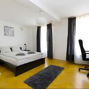 Kamer met een Queen Size Bed